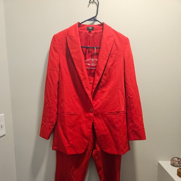 Express Editor Red Suit - Picture 1 of 4